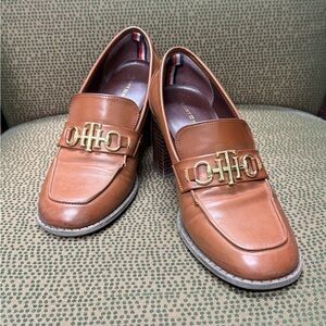 Tommy Hilfiger Women's Hazen Heeled Ornamented Loafers Size 8M Brown